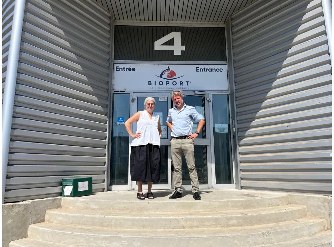 Jane Coyne (directrice de MSF Logistique) et Nicolas Petit (directeur de BIOPORT) posant ensemble devant l'entrée des locaux de BIOPORT à Saint-Quentin-Fallavier