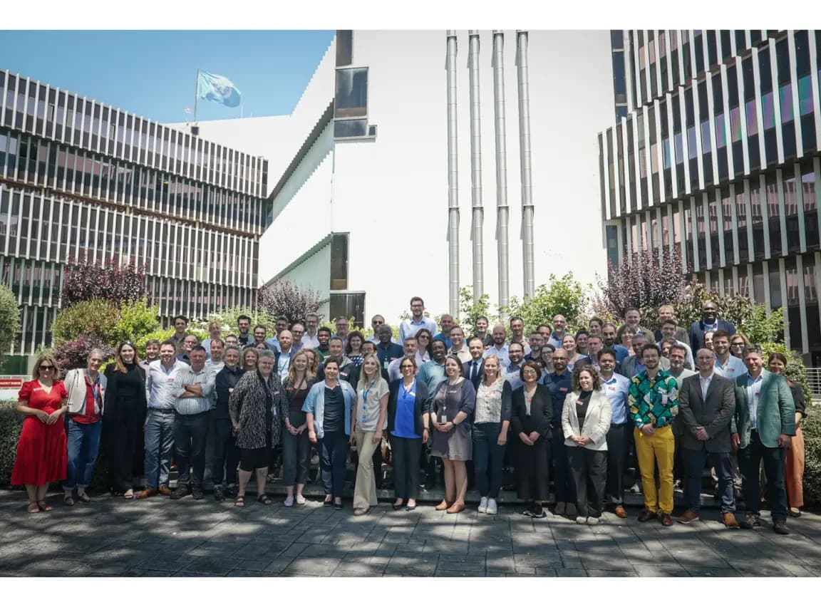 Photo de groupe des participants et partenaires internationaux réunis devant le siège du Programme Alimentaire Mondial à Rome lors du Global Logistics Cluster Meeting 2026