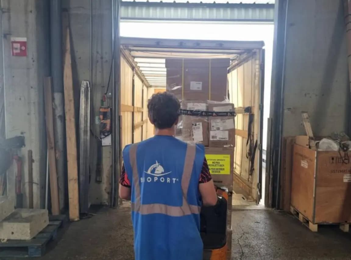 L'équipe BIOPORT Insertion intervient désormais quotidiennement au sein de l'entrepôt ORION à Saint-Quentin-Fallavier. Équipe BIOPORT Insertion au travail dans l'entrepôt ORION à Saint-Quentin-Fallavier