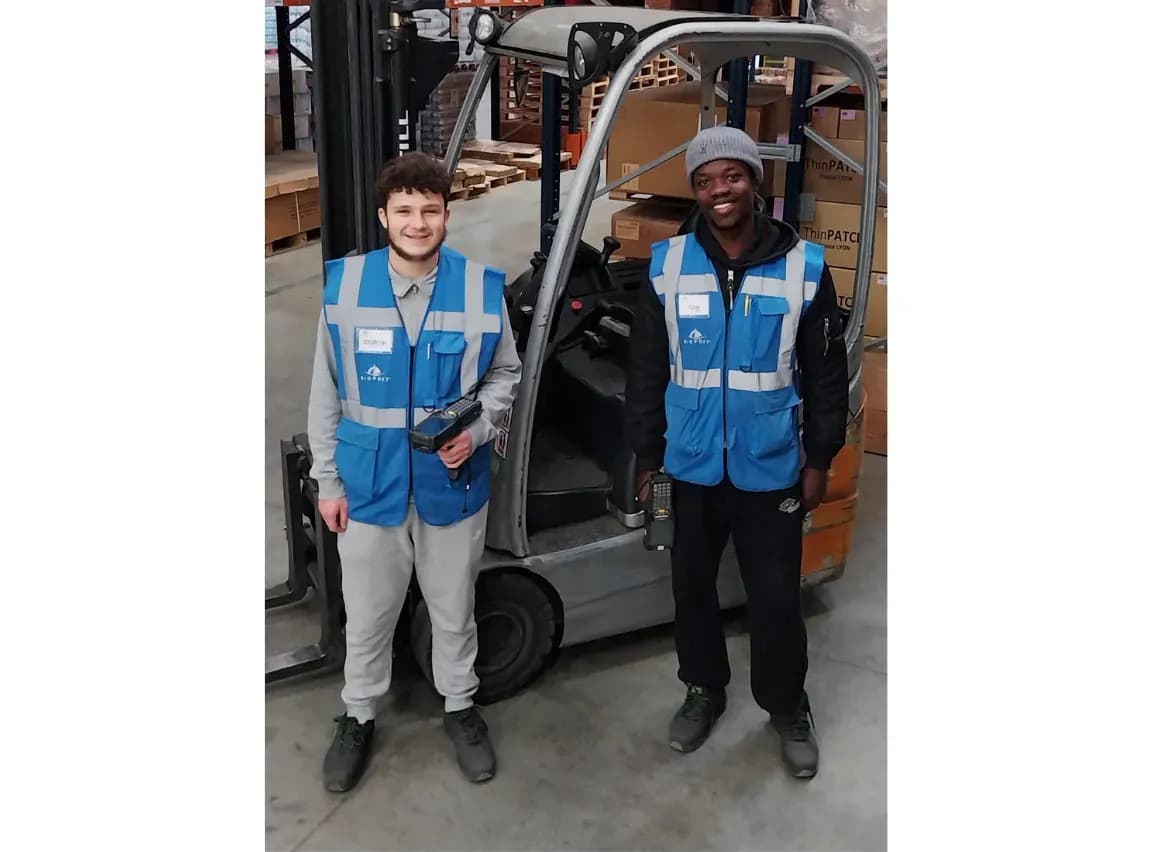 Guy et Dorian, en contrat d'insertion au sein de BIOPORT à Saint-Quentin-Fallavier Dorian et Guy, logisticiens BIOPORT dans l'entrepôt à Saint-Quentin-Fallavier (Lyon)
